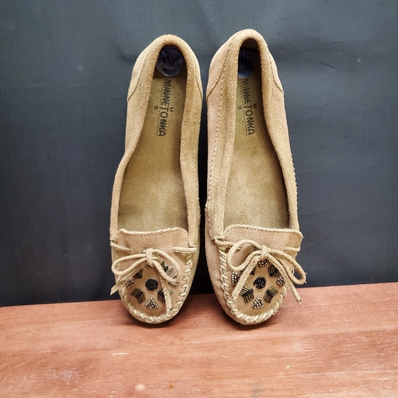Minnetonka Women's Tan Beaded Embellished Suede Moccasins Size 7.5 - Picture 3 of 8